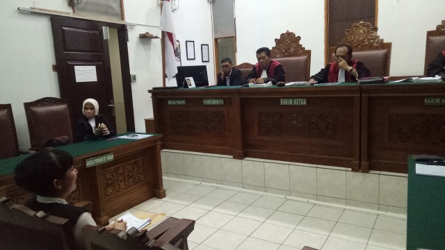 Roro Fitria sesenggukan saat ucapkan pleidoi di hadapan majelis hakim. (Foto: Ainul Qalbi/kumparan)