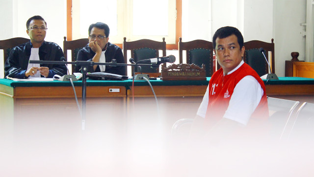 Mantan Manajer Keuangan Travel Abu Tours Muh Kasim Sunusi (kanan) mendengarkan pembacaan dakwaan Jaksa Penuntut Umum pada sidang lanjutan di PN Makassar, Sulawesi Selatan, Rabu (10/10).  (Foto: ANTARA/Darwin Fatir)