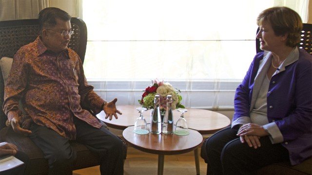 Wakil Presiden RI Jusuf Kalla (kiri) dan CEO World Bank Kristalina Ivanova Georgieva-Kinova di sela-sela Pertemuan Tahunan IMF - World Bank Group 2018 di Nusa Dua, Bali, Rabu (10/10). (Foto: ANTARA FOTO/ICom/AM IMF-WBG/Nicklas Hanoatubun)