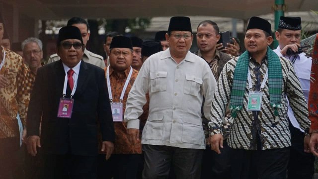 Prabowo Subianto tiba di Ponpes Minhajurrosyidin, Kamis (11/10/2018). (Foto: Iqbal Firdaus/kumparan)