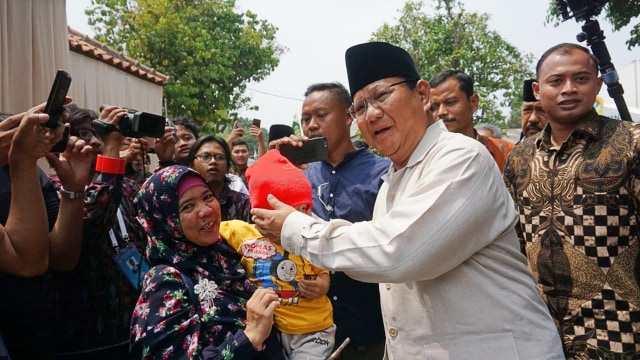 Prabowo Subianto (kanan) bertemu dengan para pendukung di Ponpes Minhajurrosyidin, Kamis (11/10/2018). (Foto: Iqbal Firdaus/kumparan)