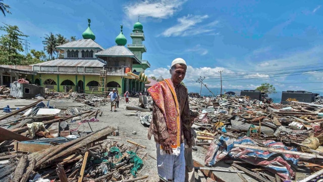 Warga korban gempa tsunami Palu berjalan usai melaksanakan ibadah salat Jumat di Masjid Baitussalam di Desa Loli Saluran, Donggala, Sulawesi Tengah, Jumat (5/10). (Foto: ANTARA FOTO/Muhammad Adimaja)