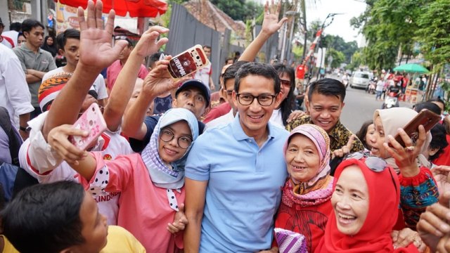 Gaya Sandiaga Uno bersama emak-emak. (Foto: Instagram/@sandiuno)