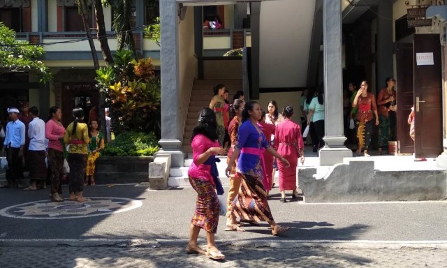 Tak Berbusana Bali di Hari Kamis, Murid Diminta Pulang Ganti Pakaian
