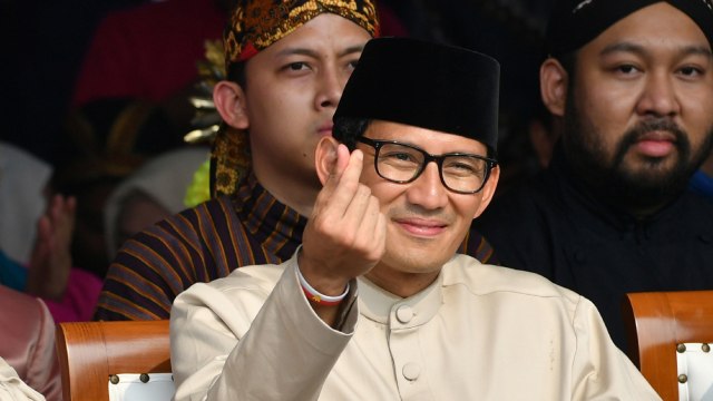Gaya Sandiaga Uno melakukan finger heart. (Foto: AFP/ADEK BERRY )