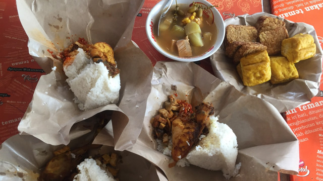 Porsi nasi ayam Rp 50 ribu di warteg. (Foto: Elsa Olivia/kumparan)