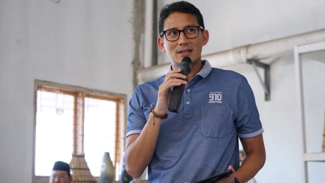 Calon Wakil Presiden nomor urut 02, Sandiaga Uno berbicara mengenai ekonomi Indonesia saat berkunjung ke sentra produksi  Rotan H. Mulyadi di Cirebon. (Foto: Dok. Team Sandi Uno)