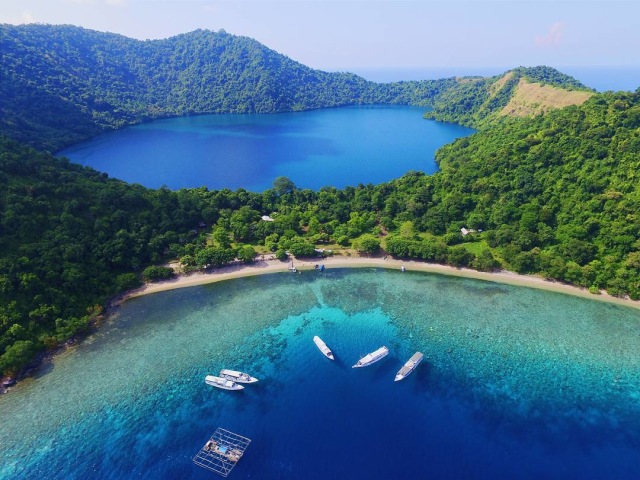 Pulau Satonda memiliki danau air asin dengan tingkat kebasaan yang tinggi. (Foto: (Instagram/@afiholle))