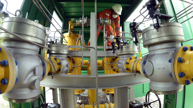 Petugas melakukan pemeriksaan rutin di salah satu Metering Regulator Stasiun (MRS) yang mendistribusi gas pada pusat listrik tenaga gas (PLTG) di PLTU Tarahan Lampung. Foto:  ANTARA FOTO/Ardiansyah