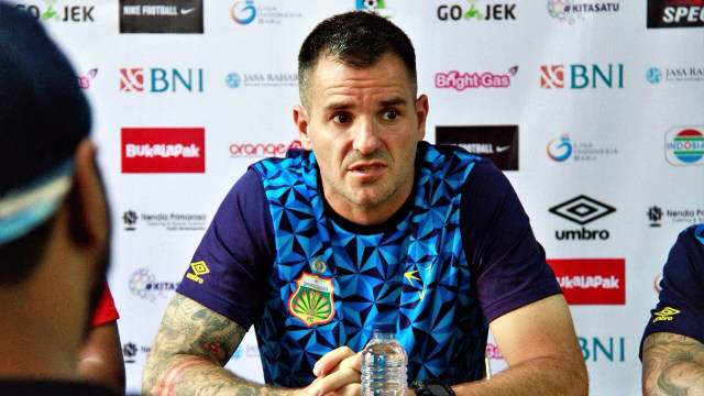 Pelatih Bhayangkara FC, Simon McMenemy, dalam sesi jumpa pers sebelum laga menghadapi Sriwijaya FC. (Foto: Dok. Media Bhayangkara FC)