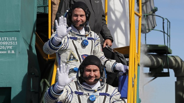 Kru Roket Soyuz sebelum diluncurkan (Foto: Yuri Kochetkov/Pool via Reuters)
