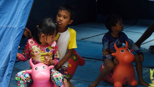 Anak pengungsi gempa dan tsunami Palu bermain di tempat pengungsian di halaman kantor Dinas Sosial Sulteng di kota Palu, Sulawesi Tengah, Kamis (11/10). (Foto: ANTARA FOTO/Yusran Uccang)