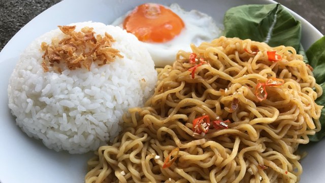 Ilustrasi mi instan dan nasi. Foto: Instagram/@hasegawatadaki