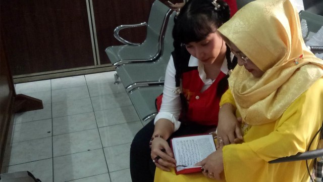 Roro mengaji bersama mamanya di PN Jaksel. (Foto: Ainul Qalbi/kumparan)