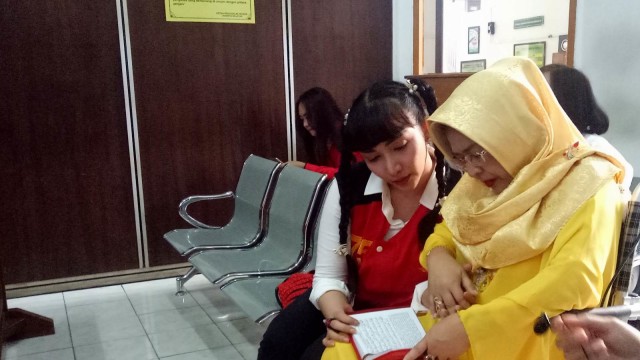 Roro mengaji bersama mamanya di PN Jaksel. (Foto: Ainul Qalbi/kumparan)