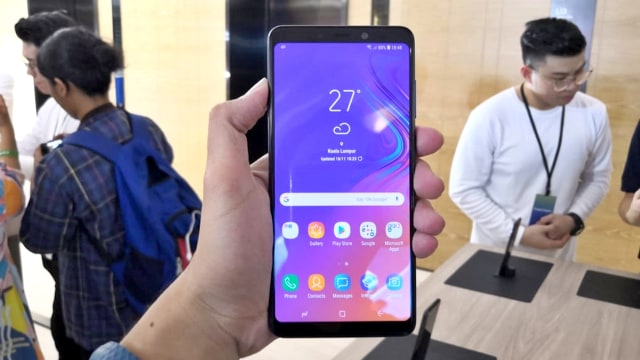Smartphone Samsung Galaxy A9 (2018). (Foto: Bianda Ludwianto/kumparan)