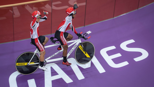 Herman Halawa (kiri) bersama pilotnya Pradana Diwan Fiar (kanan) di Asian Para Games 2018. (Foto: ANTARA FOTO/Aprillio Akbar/aww/18.)
