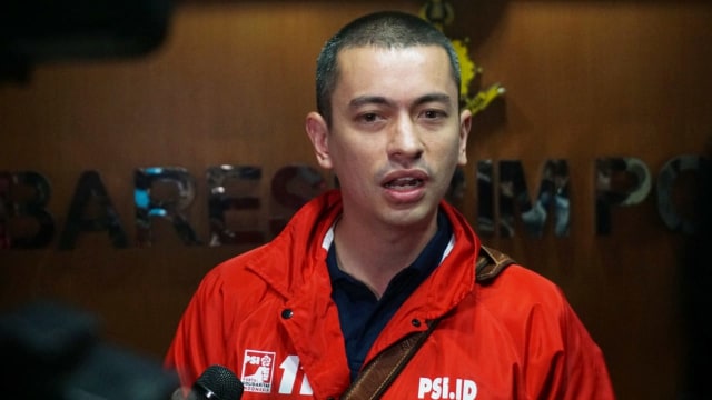 Rian Ernest menjawab pertanyaan wartawan terkait pelaporan terhadap Wakil Ketua DPR Fadli Zon terkait tulisan Potong Bebek Angsa yang bernada PKI. Foto: Iqbal Firdaus/kumparan