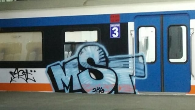 Coretan vandalisme di gerbong kereta Bandara. (Foto: Instagram @xamin91)