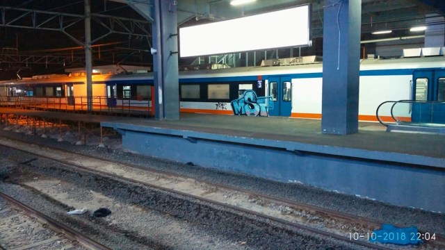 Coretan vandalisme di gerbong kereta Bandara. (Foto: Instagram @xamin91)