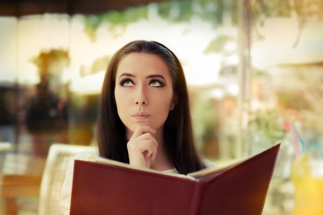 Ilustrasi memesan makanan (Foto: Shutter Stock)