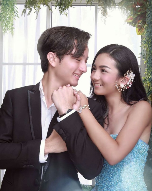 7 Potret Mesra Selebriti dengan Sang Kekasih (6)