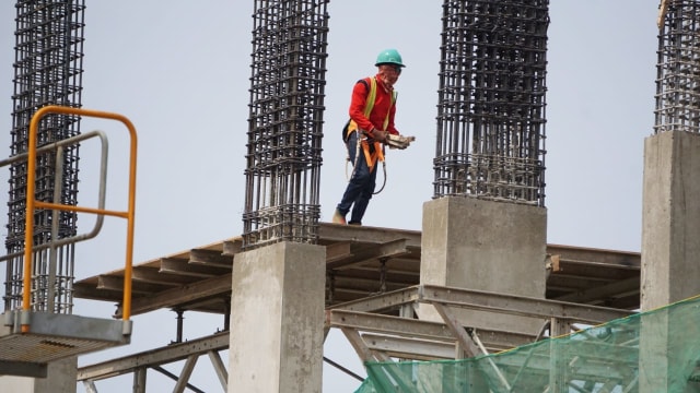 Proyek pembangunan tower untuk program rumah DP Rp 0 Klapa Village di Pondok Kelapa, Jakarta Timur Foto: Iqbal Firdaus/kumparan