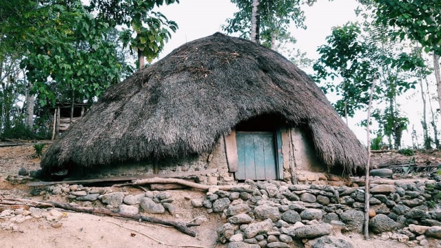 Rumah bulat masyarakat adat Mollo (Foto: Instagram/@bertinakbar)