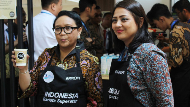 Menlu Retno Marsudi mencoba kopi di kedai BRIKOPI, didampingi Kabag Humas Bank BRI, Alia Karenina.  (Foto: Charles Brouwson/kumparan)