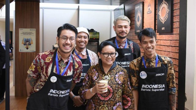 Menlu Retno Marsudi (tengah), befoto dengan para barista di kedai BRIKOPI Bank BRI di area acara Pertemuan Tahunan IMF-WB di Nusa Dua, Bali.  (Foto: Dok. Retno Marsudi)