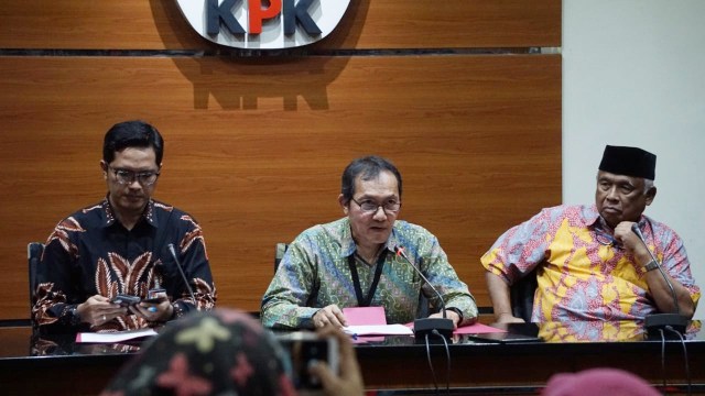 Febri Diansyah (kiri), Saut Situmorang (tengah) dan Taufiequrachman Ruki (kanan) saat Konferensi Pers terkait penyerahan diri Eddy Sindoro di Gedung KPK, Jumat (12/10/2018). (Foto: Iqbal Firdaus/kumparan)