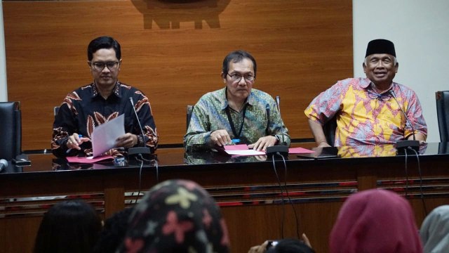 Febri Diansyah (kiri), Saut Situmorang (tengah) dan Taufiequrachman Ruki (kanan) saat Konferensi Pers terkait penyerahan diri Eddy Sindoro di Gedung KPK, Jumat (12/10/2018). (Foto: Iqbal Firdaus/kumparan)