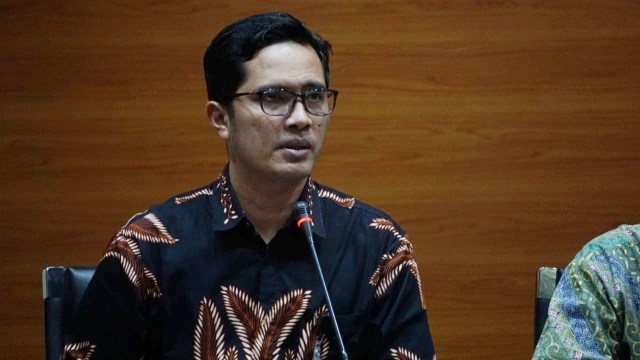 Febri Diansyah saat Konferensi Pers terkait penyerahan diri Eddy Sindoro di Gedung KPK, Jumat (12/10/2018). (Foto: Iqbal Firdaus/kumparan)
