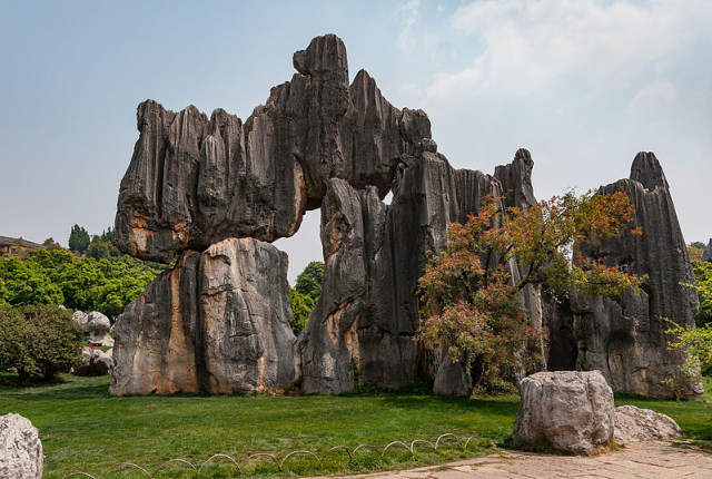 Pemandangan gugus batuan di Hutan Batu Shilin, China (Foto: Wikimedia Commons)
