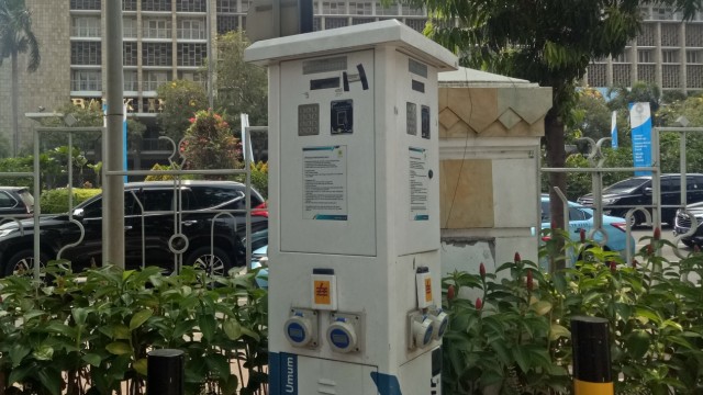 Stasiun Pengisian Listrik Umum (SPLU) di Kementerian ESDM Jakarta.
 Foto: Resya Firmansyah/kumparan