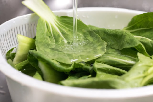 Mencuci sayuran (Foto: Shutter Stock)