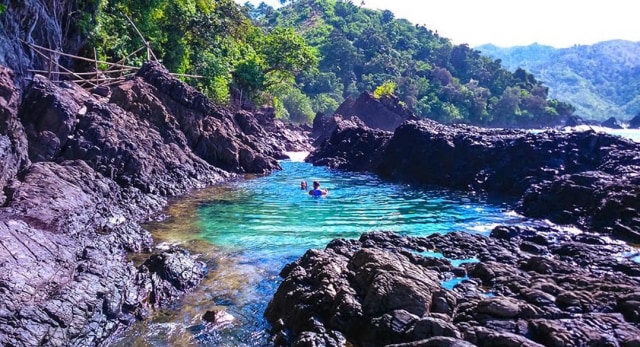 Selain melihat lumba-lumba, kamu dapat berenang sepuasnya di laguna yang ada di Pulau Kiluan (Foto: (Instagram/@kiluan_lampung))