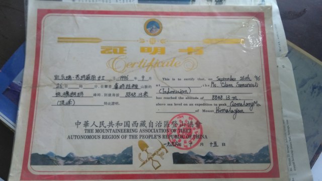 Clara Sumarwati saat menunjukkan bukti sertifikat dan berita-berita tentang dirinya. (Foto: Arfiansyah Panji Purnandaru/kumparan)