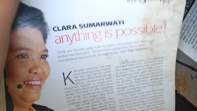 Clara Sumarwati saat menunjukkan bukti sertifikat dan berita-berita tentang dirinya. (Foto: Arfiansyah Panji Purnandaru/kumparan)