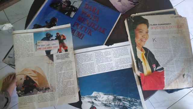 Clara Sumarwati saat menunjukkan bukti sertifikat dan berita-berita tentang dirinya. (Foto: Arfiansyah Panji Purnandaru/kumparan)