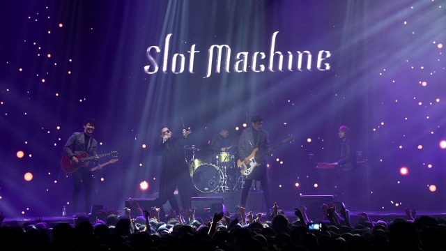 Penampilan Slot Machine di Spotify on Stage, Jiexpo Kemayoran, Jakarta, Jumat (12/10). (Foto: Fanny Kusumawardhani/kumparan)