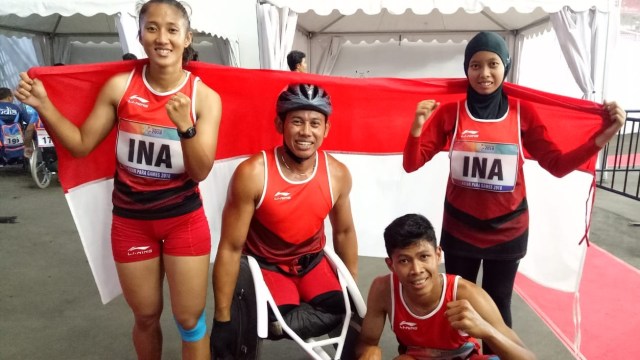 Putri Aulia, Jaenal Aripin, Karisma Evi Tiarani, dan Sapto Yogo Purnomo raih perunggu di nomor estafet. (Foto: Aditia Rijki Nugraha/kumparan)