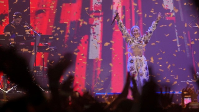 Penampilan Anne Marie di Spotify on Stage (Foto: Fanny Kusumawardhani/kumparan)