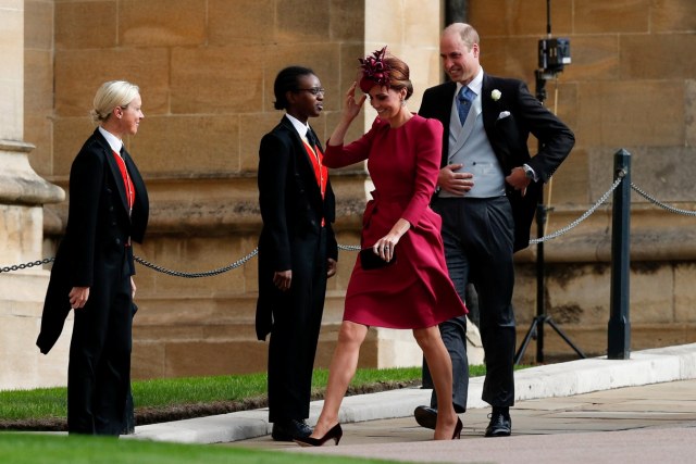 Kate Middleton tiba di pernikahan Putri Eugenie bersama Pangeran William. (Foto: Adrian Dennis/Pool via REUTERS)