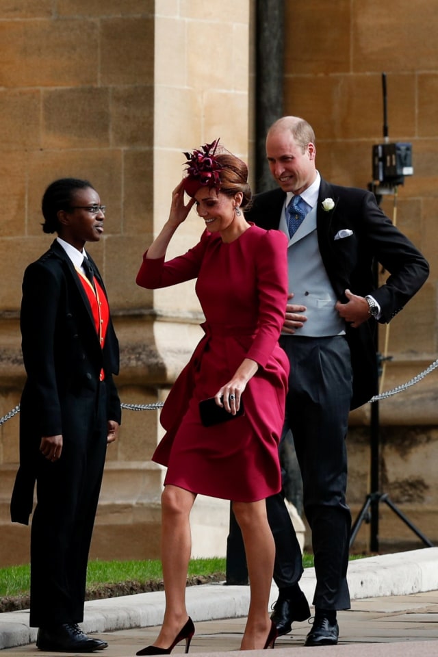 Kate Middleton kenakan Alexander McQueen pada pernikahan Putri Eugenie. (Foto: Adrian Dennis/Pool via REUTERS)