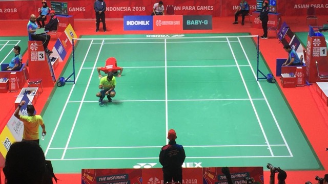 Ukun Rukaendi, atlet badminton Indonesia saat bertanding dalam Asian Para Games 2018. (Foto: Sandi Firdaus/kumparan)