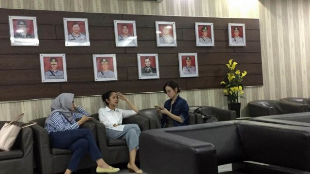 Istri Augie Fantinus, Adriana Bustami (baju putih), saat menunggu suaminya jalani pemeriksaan di Polda Metro Jaya, Jumat (12/10). (Foto: Giovanni/kumparan)