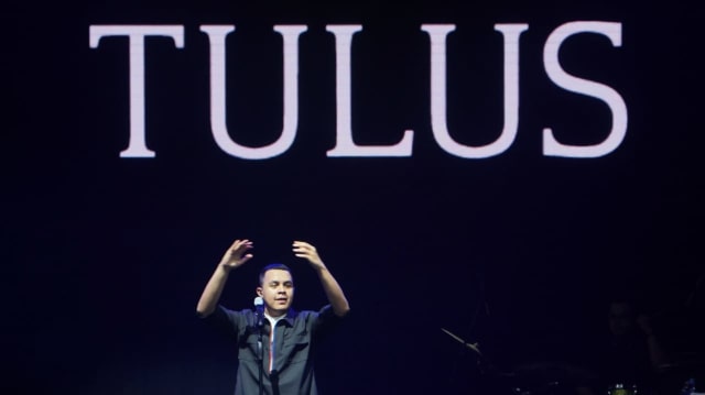 Tulus beraksi di Spotify on Stage. (Foto: Fanny Kusumawardhani/kumparan)