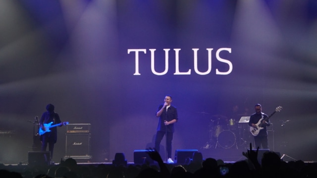 Tulus beraksi di Spotify on Stage. (Foto: Fanny Kusumawardhani/kumparan)