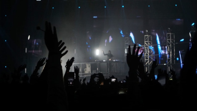 Alan Walker beraksi di Spotify on Stage. (Foto: Fanny Kusumawardhani/kumparan)